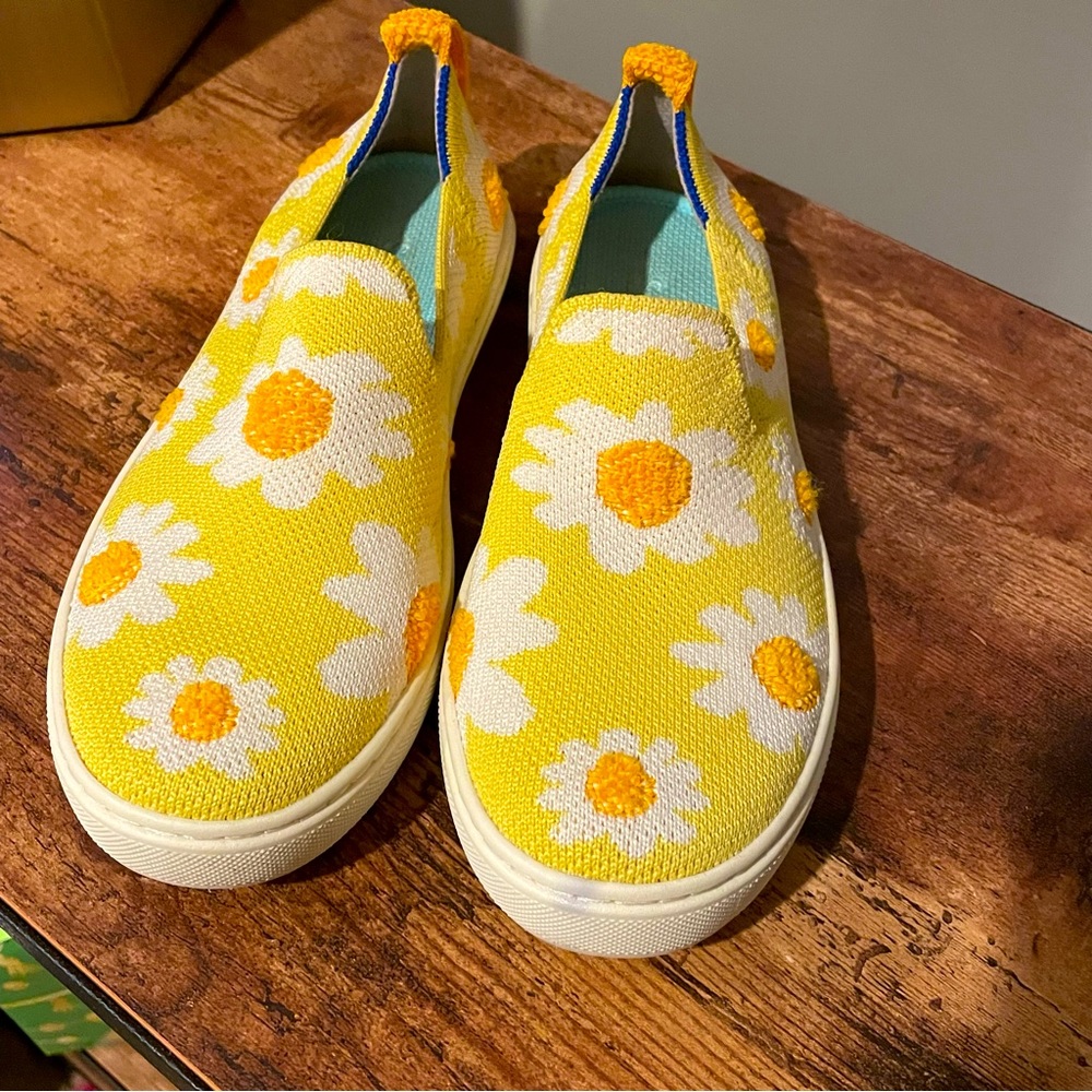 Rothy’s Kids Size 1 - Girls Delightful Daisy Yellow Slip On Loafers Sneakers